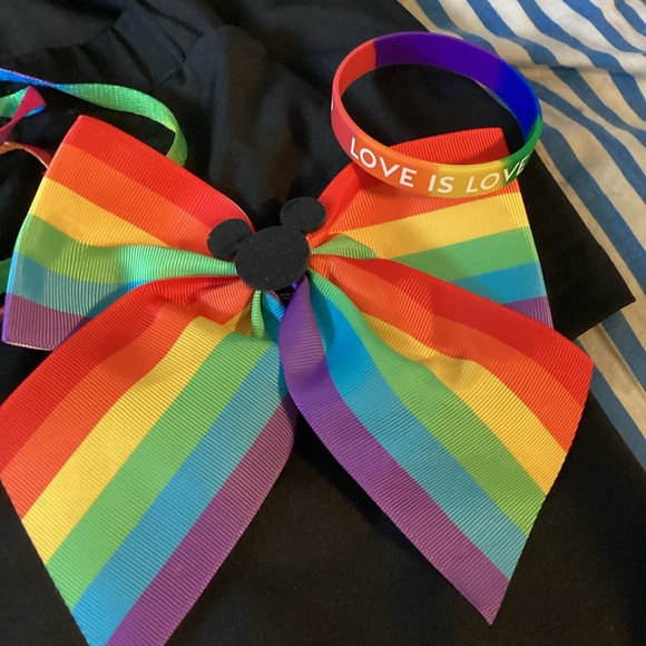 NEW SET;Pride WearEarrings/Face Decals/Hair Bow/Tee/Shorts/magnet/bracelet/sox➕ - Picture 13 of 14